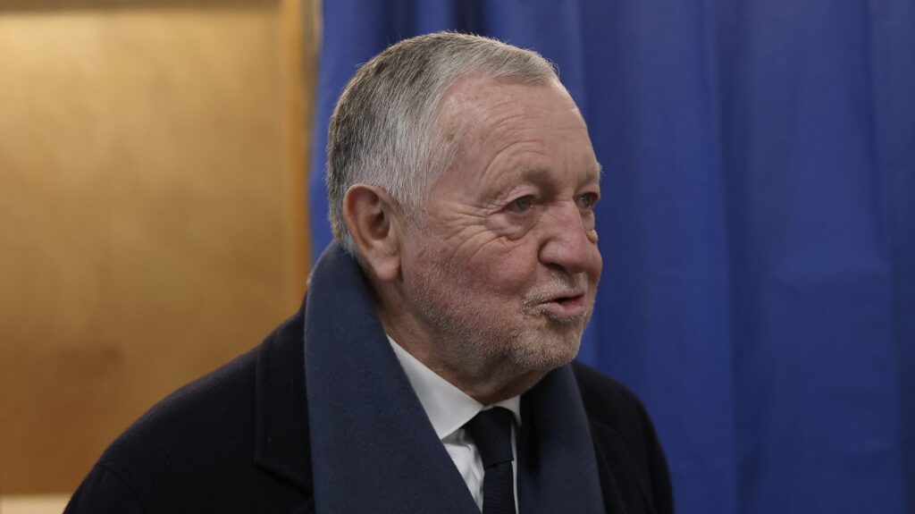 Jean-Michel Aulas maintient son rôle à la Métropole de Lyon malgré une plainte pour viol.