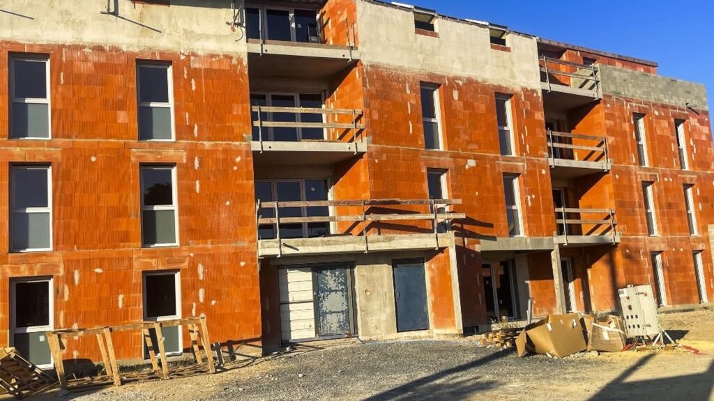 À Arras, les nouveaux maires confrontés aux enjeux du logement social lors d’une journée de sensibilisation.