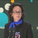 Lisa Roze explore le concept de voyage dans le temps sans déplacement physique.