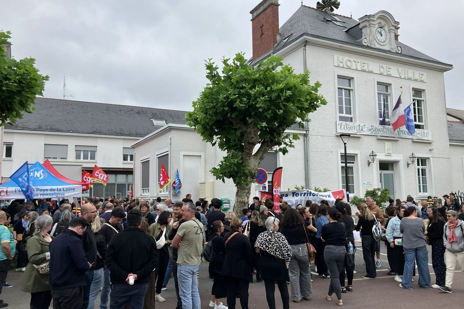Grève inédite dans la commune : le nouveau maire annonce des suppressions massives de postes.