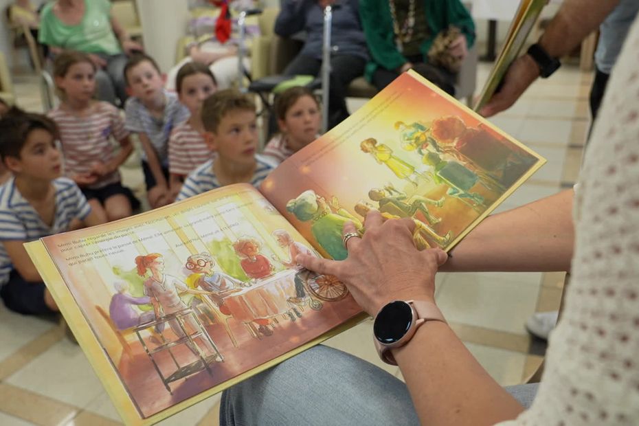 Un livre jeunesse sensibilise à la vie en Ehpad et questionne l’extraction des enfants de cet univers