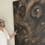 Paléocosmisme : un mouvement artistique explore les dents de dinosaures et fragments de lune.