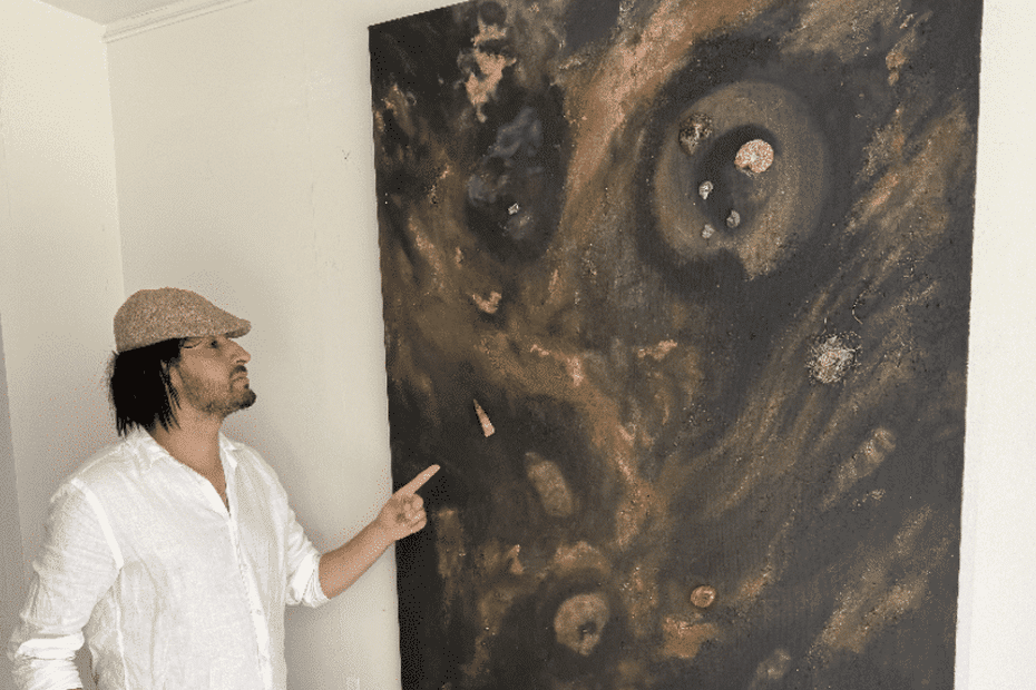 Paléocosmisme : un mouvement artistique explore les dents de dinosaures et fragments de lune.