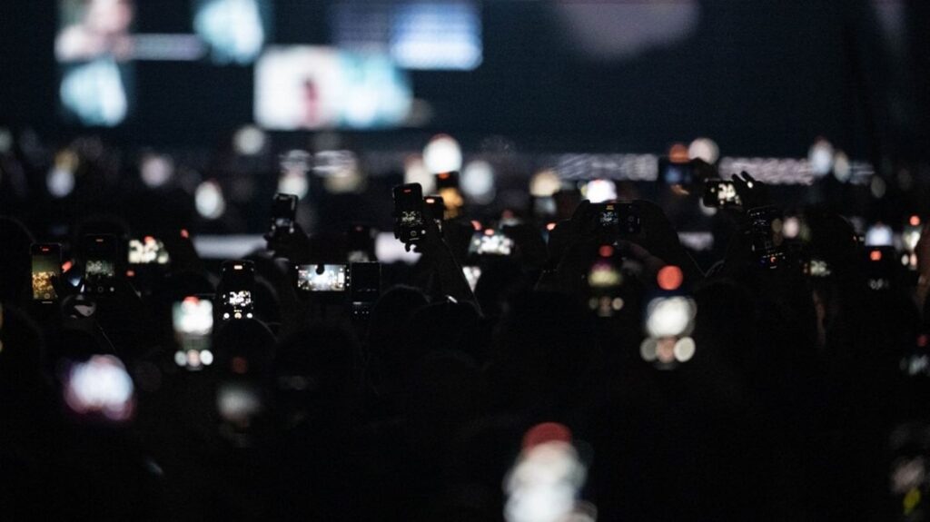 De plus en plus d’artistes interdisent les téléphones lors de leurs concerts pour améliorer l’expérience.