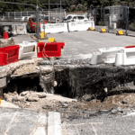 Un trou géant dans la chaussée bloque une route en France depuis quatre mois.