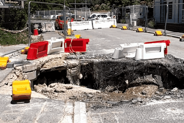 Un trou géant dans la chaussée bloque une route en France depuis quatre mois.
