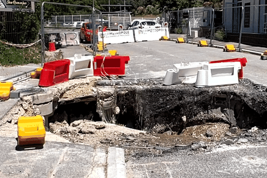 Un trou géant dans la chaussée bloque une route en France depuis quatre mois.