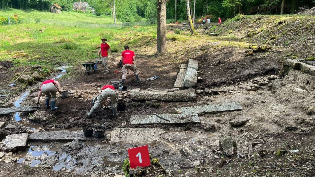 Fouilles en Côte-d’Or : Découverte d’un sanctuaire dédié à la déesse Sequana et d’offrandes.