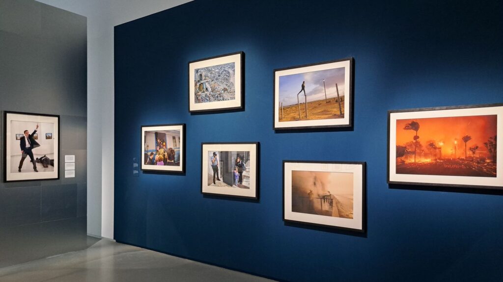 Exposition à Paris : les photographies d’Elton John dévoilent des portraits marquants.