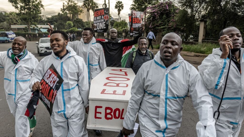 Contre Ebola, la politique sanitaire des États-Unis suscite des tensions en Afrique