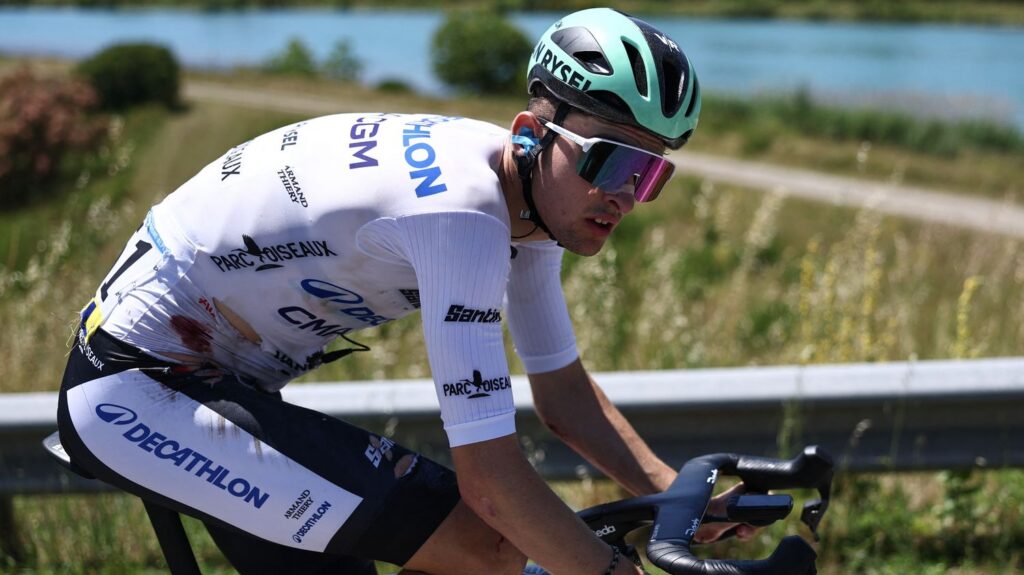 Tour Auvergne-Rhône-Alpes : Paul Seixas chute et perd du terrain, Luke Tuckwell conserve le maillot jaune.