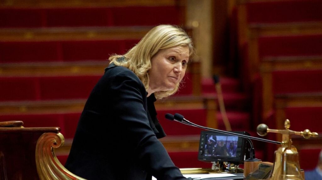 Yaël Braun-Pivet appelle à un budget 2027 adopté rapidement par le biais du 49.3