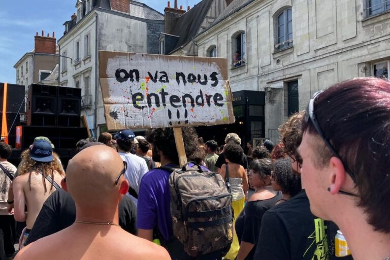 Près de 1 500 personnes manifestent à Tours pour leur liberté de danser en centre-ville.