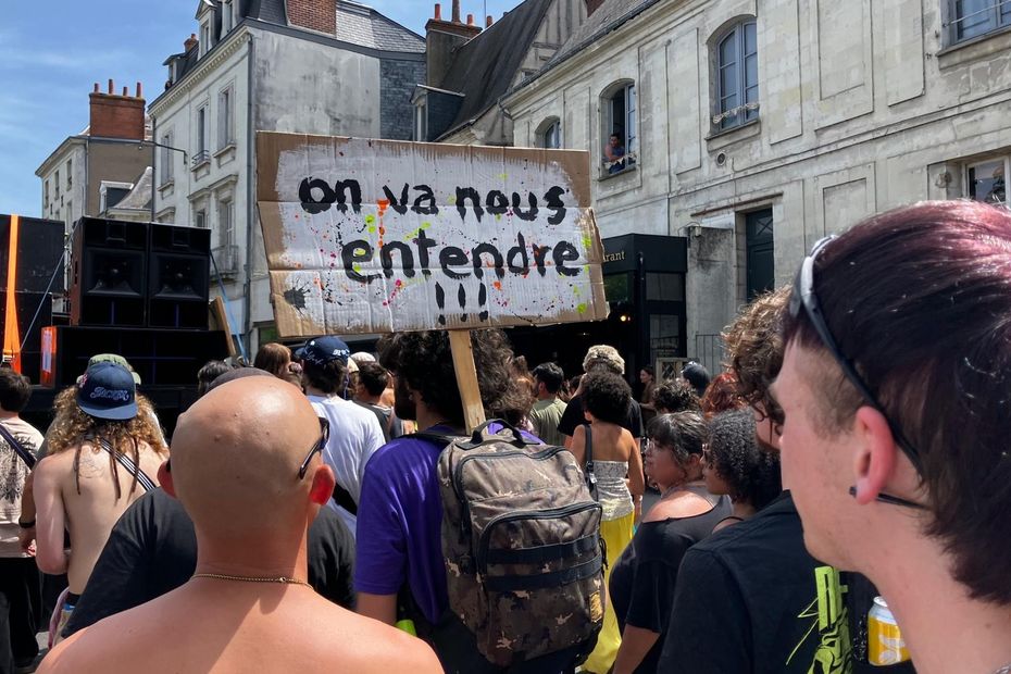 Près de 1 500 personnes manifestent à Tours pour leur liberté de danser en centre-ville.
