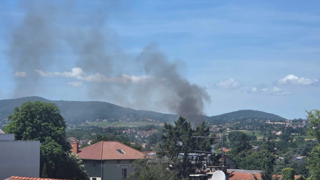 Incendie à Lyon : 25 pompiers interviennent sur la toiture d’une maison en feu.