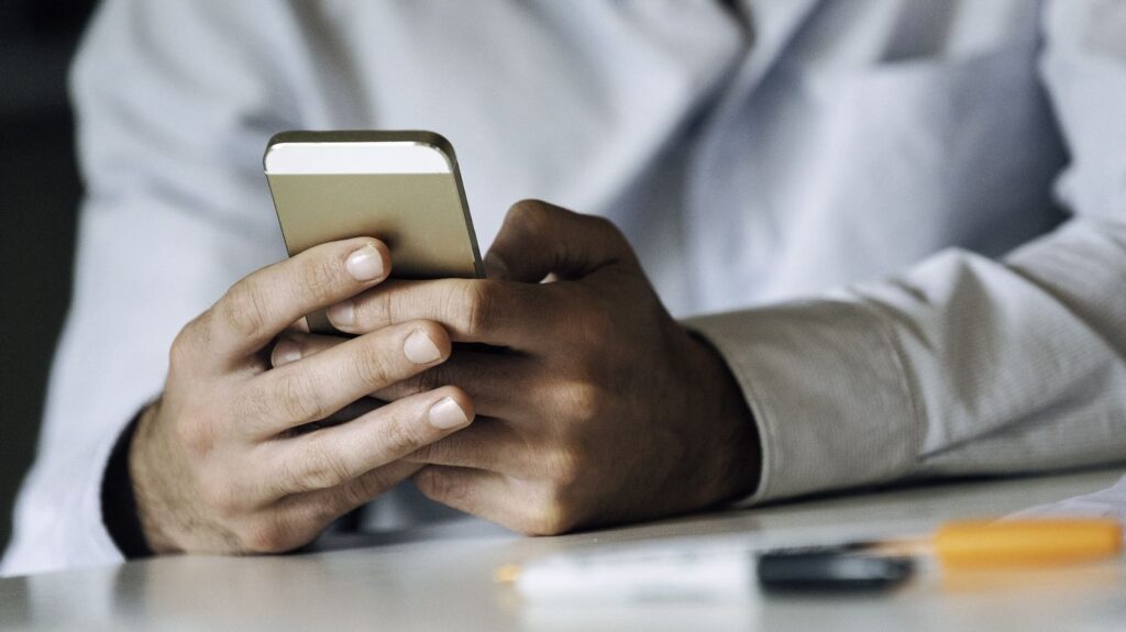 La Médiatrice de l’UE demande à la Commission européenne de conserver les SMS des dirigeants.
