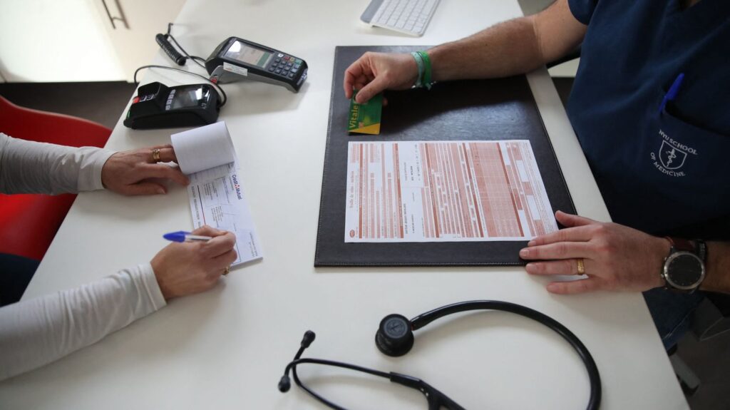 Limitation des arrêts de travail : l’ancien président des médecins libéraux appelle à revoir le management.