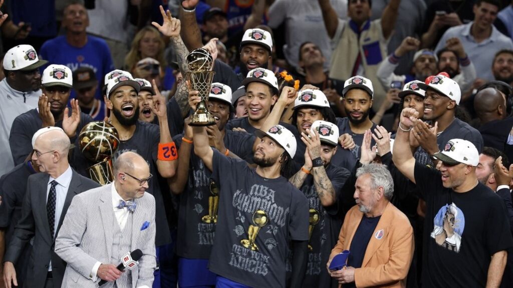 Les New York Knicks remportent le titre NBA après leur victoire contre les Spurs.