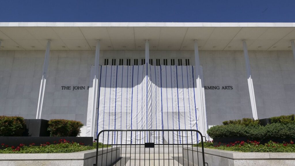 Le Kennedy Center à Washington retire le nom de Trump de sa façade.