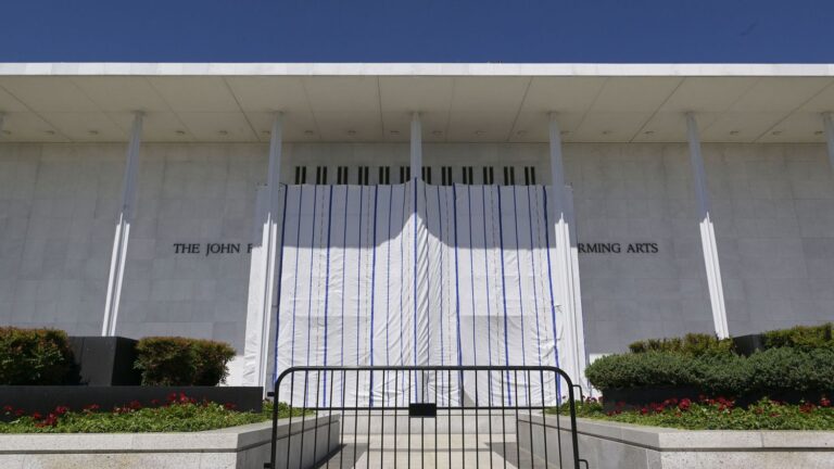 Le Kennedy Center à Washington retire le nom de Trump de sa façade.