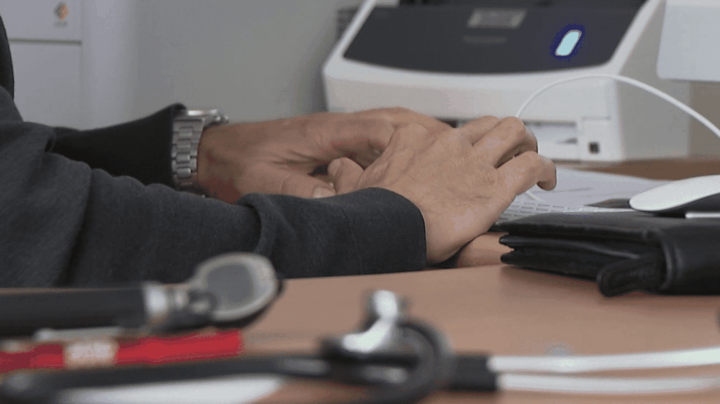 Arrêts maladie réduits : première prescription d’un mois et prolongation de deux mois en France.