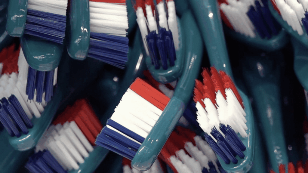 Brosses à dents fabriquées en France : un succès industriel dans l’Oise