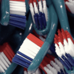 Brosses à dents fabriquées en France : un succès industriel dans l’Oise