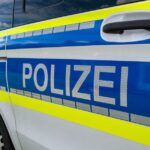 Un homme masqué tire en l&rsquo;air lors d&rsquo;un festival en Allemagne pour intimider un rival.