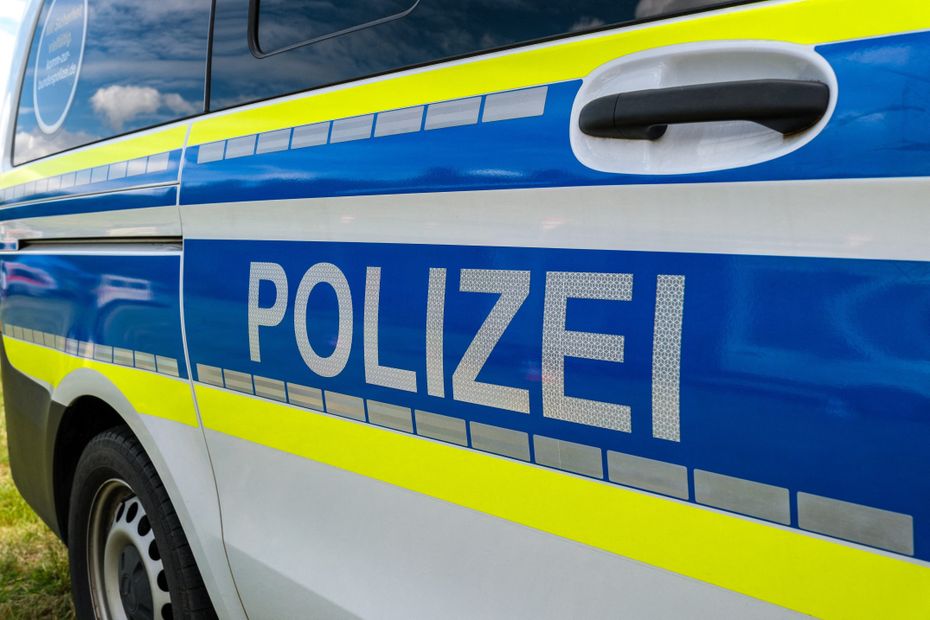 Un homme masqué tire en l’air lors d’un festival en Allemagne pour intimider un rival.