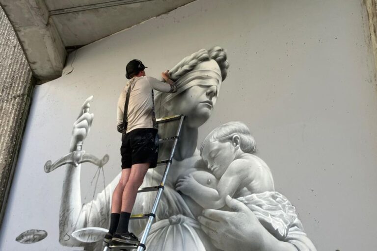 Nacle réalise une fresque en hommage à Lyhanna, évoquant la parentalité et la douleur.