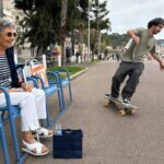 Une dame de 90 ans partage son expérience avec des jeunes skateurs dans un échange intergénérationnel.