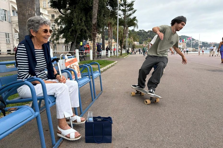 Une dame de 90 ans partage son expérience avec des jeunes skateurs dans un échange intergénérationnel.