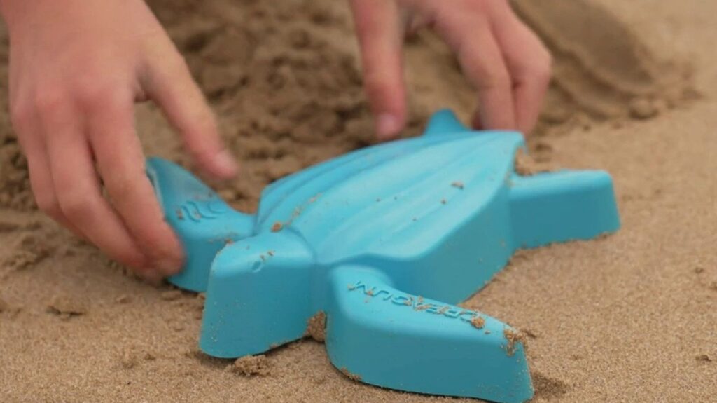 Recyclage : des chewing-gums transformés en jeux de plage pour dépolluer les littoraux.