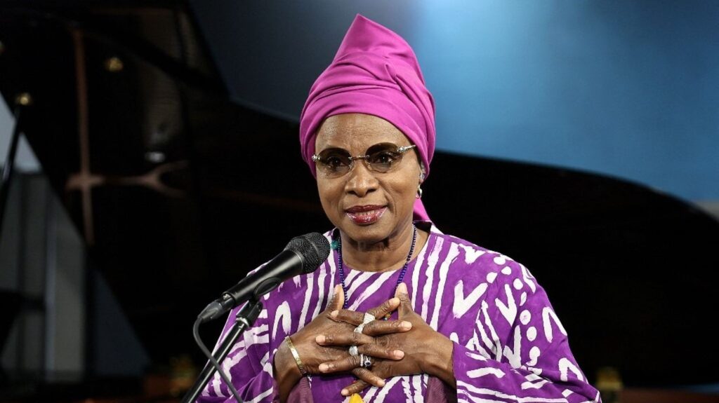 Angélique Kidjo exhorte la jeunesse à prendre en main son avenir face à la crise actuelle.