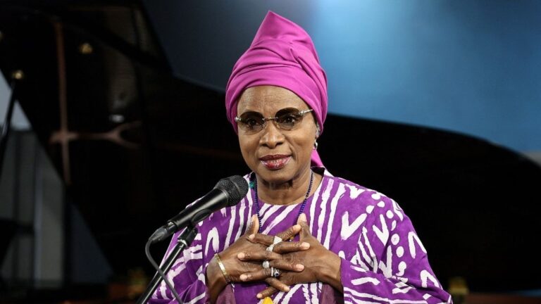 Angélique Kidjo exhorte la jeunesse à prendre en main son avenir face à la crise actuelle.