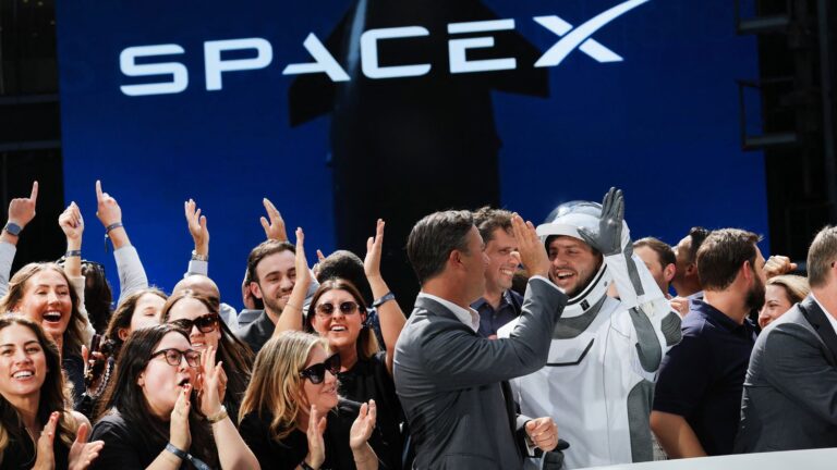 SpaceX lève 86 milliards de dollars lors de son introduction en Bourse.