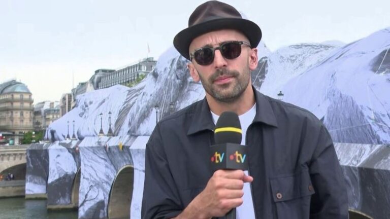 JR présente une œuvre au Pont Neuf de Paris pour inciter à redécouvrir l’environnement.