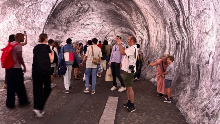Visite de « La Caverne » du Pont-Neuf : un espace immersif signé JR à Paris.
