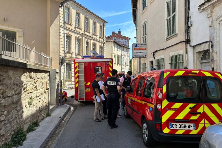 Un homme gravement blessé après s’être jeté par la fenêtre pour fuir un incendie.
