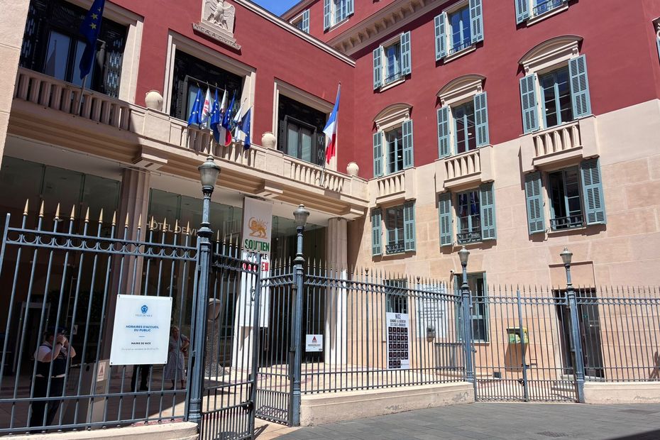 Perquisition des locaux de la police et de la mairie de Nice sur la sécurité du 14 juillet 2016.