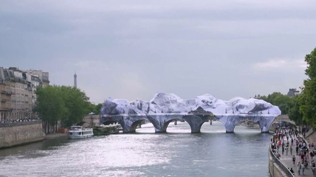 Ouverture de la caverne géante de JR sur le pont Neuf à Paris.