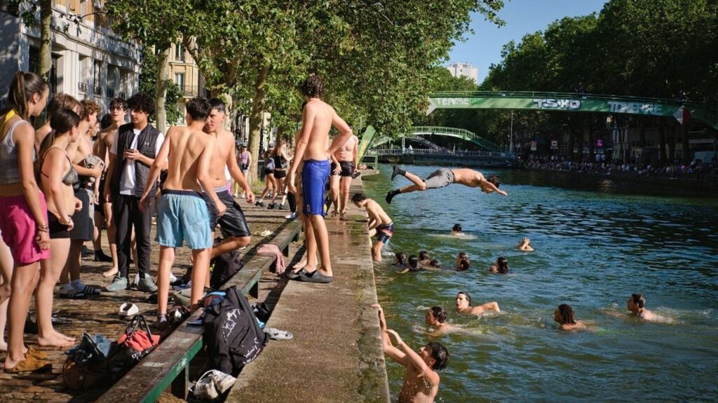 Paris autorise la baignade dans le canal Saint-Martin face à la chaleur estivale.