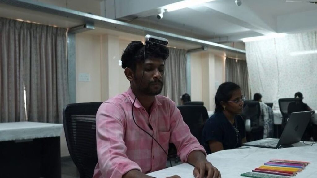 Des milliers de travailleurs en Inde forment des robots pour l’industrie de demain