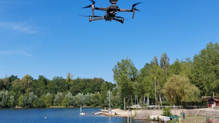 Des drones surveillent les plages en Île-de-France pour repérer les baigneurs non autorisés.