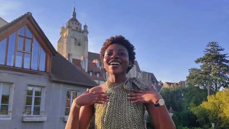 Un lycée de Dole se mobilise pour défendre Ayomide, jeune Nigériane menacée d’expulsion.
