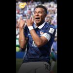 Mbappé joue de la flûte lors d&rsquo;un événement culturel à Paris, suscitant des interrogations.