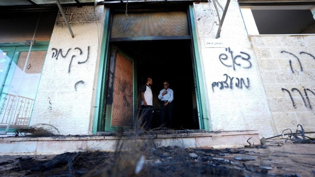 Des colons israéliens incendièrent deux mosquées en Cisjordanie occupée.