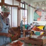 Une cantine de quartier solidaire à Paris favorise les échanges autour de l&rsquo;épluchage de carottes.