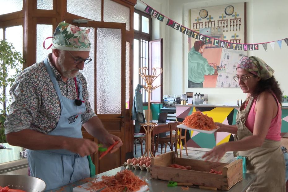 Une cantine de quartier solidaire à Paris favorise les échanges autour de l’épluchage de carottes.