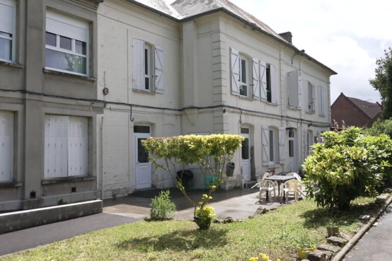 Un foyer rural en France protège les femmes victimes de violences malgré son isolement.